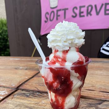 Mama Meatball's Pizzeria - Strawberry shortcake sundae - Pizza Near Me - Turtle Creek, Pennsylvania