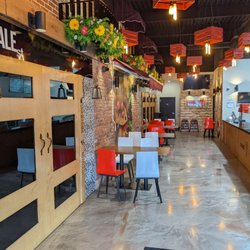 Shawarma Royale - Seating and lighting