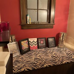 Petit Bistro - Bathroom bench