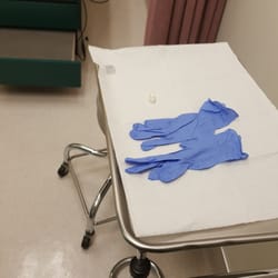 Clinica Sierra Vista - This is a room in the clinca sierra vista in oildale which is dirty and not sterile the ma sat in the room and only change the bed paper .