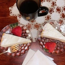 Baert Baron Mansion - Cheesecake and treats in the room