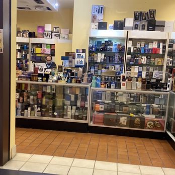 Designer Perfume Outlet Inc - FRAUD ASS GUY THAT ALSO WORKS AT WALGREENS!!  "SYED H." ?! - Perfume Near Me - Schaumburg, Illinois