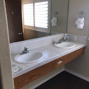 Cayucos Beach Inn - Two sinks. Very spacious to lay out your toiletries - Hotels Near Me - Cayucos, California