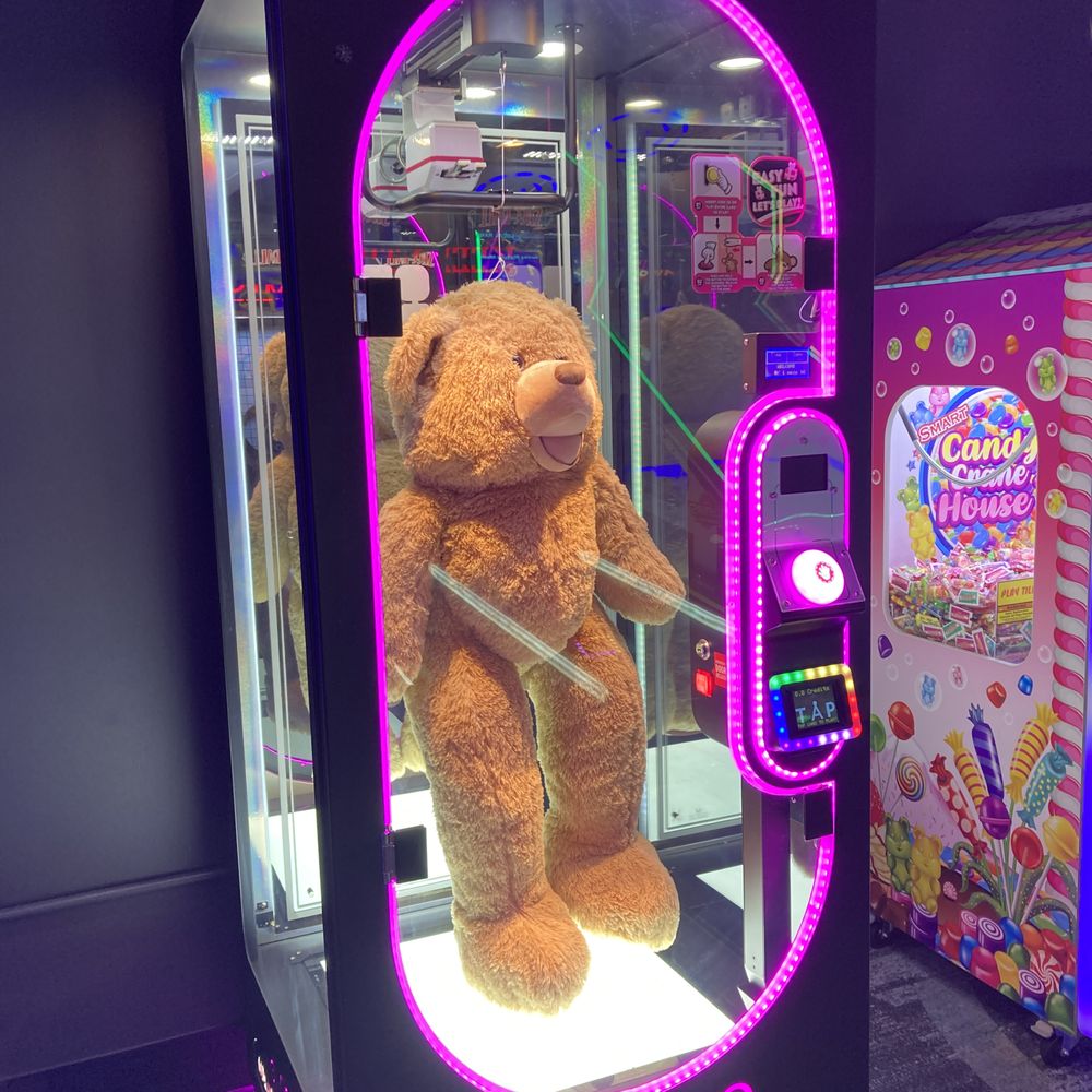 Smash Park Roseville - Giant teddy bear in the arcade. - Pickleball Near Me - Roseville, Minnesota Smash Park Roseville - Giant teddy bear in the arcade. - Pickleball Near Me - Roseville, Minnesota