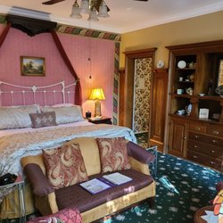 The Inn at 410 - Super comfortable King Size Bed.