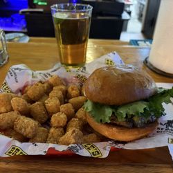 Bruce's Bar - Bacon Deluxe Cheeseburger