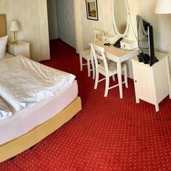 Parkhotel Wörlitz - Mein geräumiges Doppelzimmer im ersten Stock bietet viel Stauraum in Schrank und Kommode