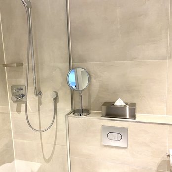 Amsterdam Marriott Hotel - Modern Bath Area - Hotels Near Me - Amsterdam, New Hampshire