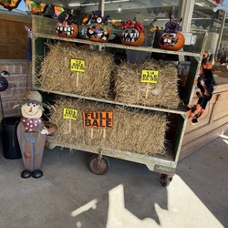 Reds Garden Center & Fireplace Logs - Hay bales