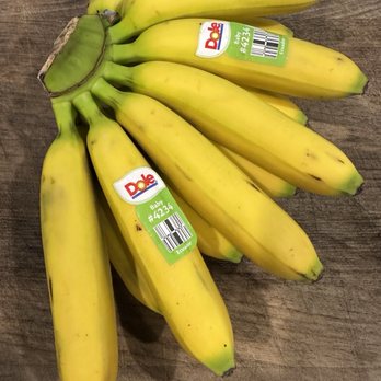 GW Supermarket - Nice at the top but damaged on the bottom. This is a prepacked banana tray.  Not nice... - International Grocery Near Me - Temple City, California