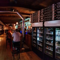 Colagallo - Contamos una amplai selección de cervezas artesanas nacionales y del mundo (+ de 200), tapas y excelente musica.