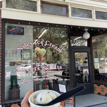 Niles Ice Cream Sweets & Eats - small cookies and cream in a cup - Ice Cream & Frozen Yogurt Near Me - Fremont, California Niles Ice Cream Sweets & Eats - small cookies and cream in a cup - Ice Cream & Frozen Yogurt Near Me - Fremont, California