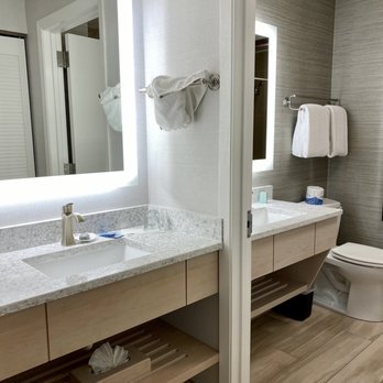 Hallmark Resort - The bathroom of a guest room at the Hallmark Resort - Newport, OR - Resorts Near Me - Newport, Oregon Hallmark Resort - The bathroom of a guest room at the Hallmark Resort - Newport, OR - Resorts Near Me - Newport, Oregon