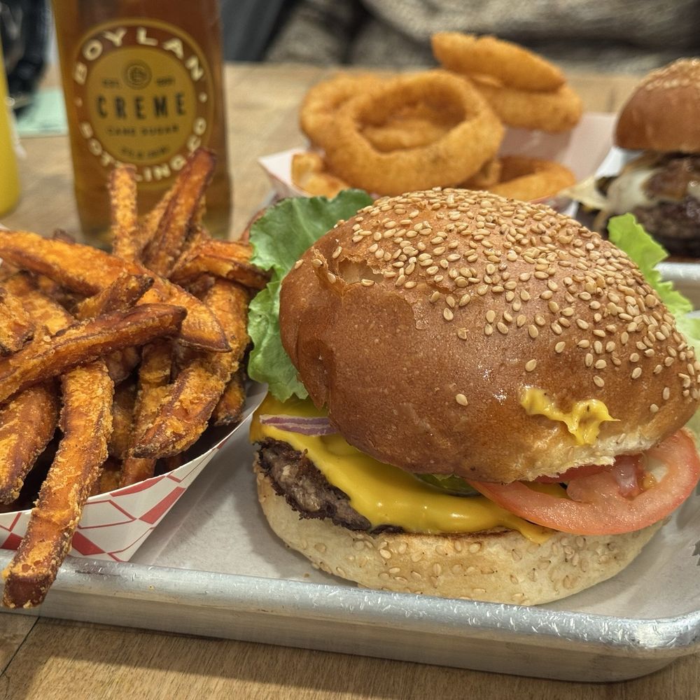 Burger Classique w/ Sweet Potato Fries
