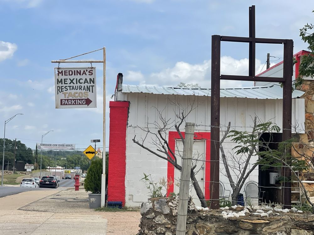 Medina's Restaurant Logo