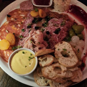 Bootlegger Cocktail Bar & Cuisine - Assiette charcuterie et extra fois gras - Cocktail Bars Near Me - Montreal, Quebec