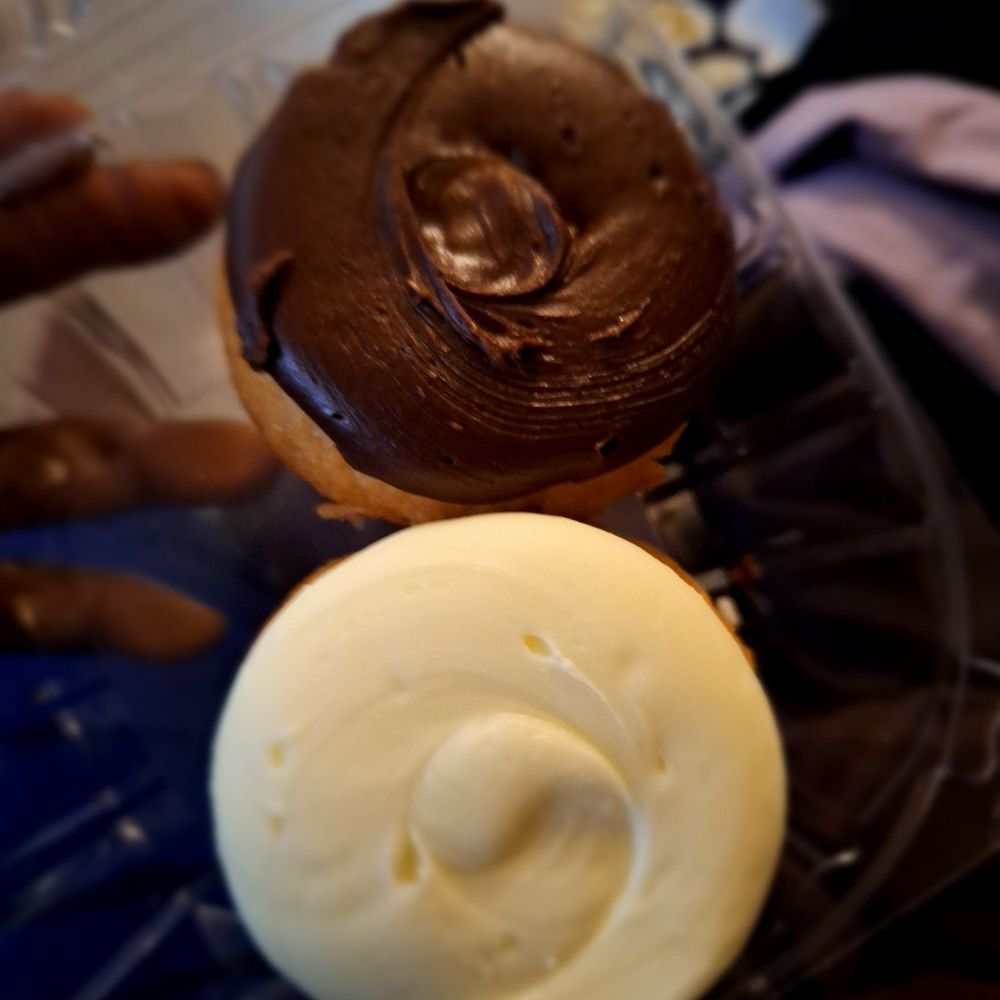 Lemon and lemon icing, with vanilla and chocolate frosting cupcakes Lemon and lemon icing, with vanilla and chocolate frosting cupcakes