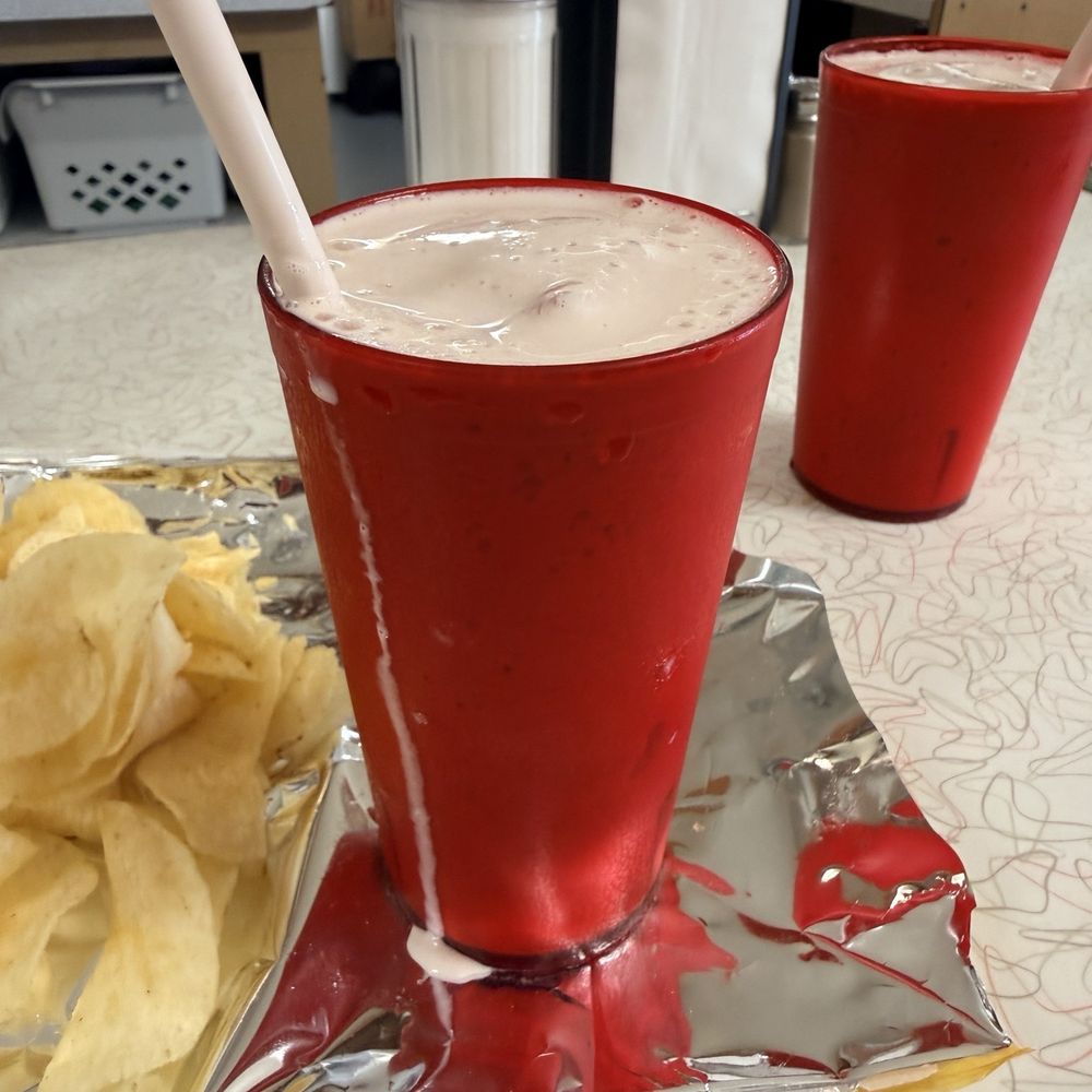 Mickey-Lu-Bar-B-Q - Strawberry malt and chips - Barbeque Near Me - Marinette, Wisconsin Mickey-Lu-Bar-B-Q - Strawberry malt and chips - Barbeque Near Me - Marinette, Wisconsin