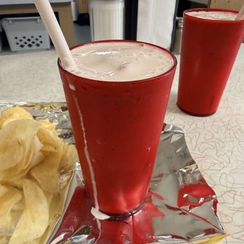 Mickey-Lu-Bar-B-Q - Strawberry malt and chips - Barbeque Near Me - Marinette, Wisconsin