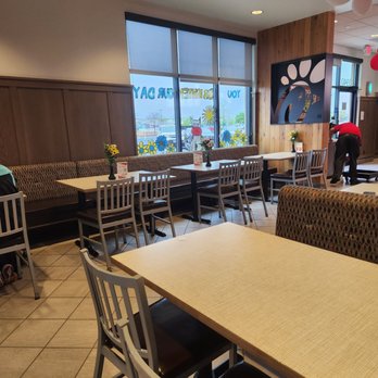 Chick-fil-A - ows tables and chairs in a restaurant - Fast Food Near Me - Columbus, Ohio