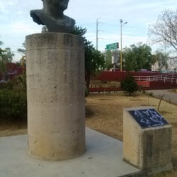 Parque del Amor - Busto de Andrés Henestrosa dentro del parque