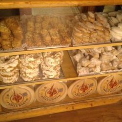 Dulces la Rua - Estantes llenos con los hojaldres de azucar glass, ojo con ellos!!!