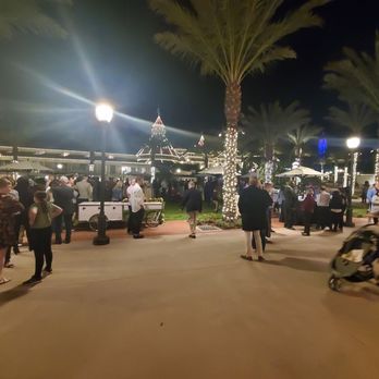 Hotel del Coronado, Curio Collection by Hilton - 1 hour line to get to dinner, I guess reservations didn't mean anything. Notice there's no heat lamps. - Coronado, CA