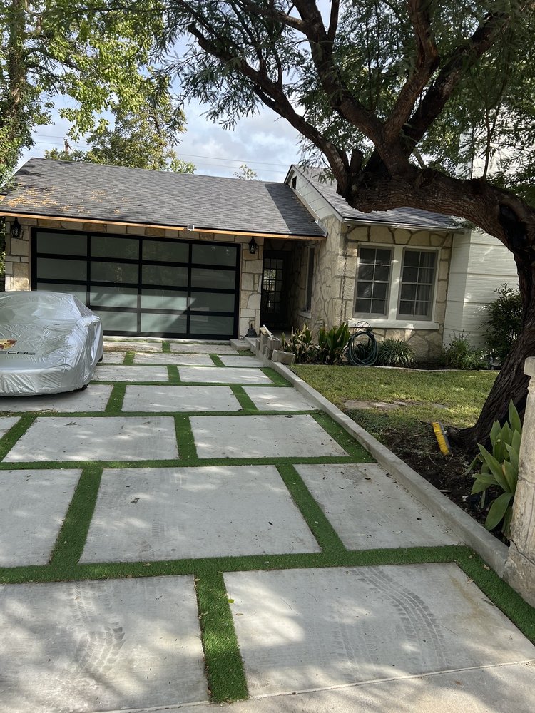 210 Garage Doors - Garage Door Contractor in Pipe Creek, TX