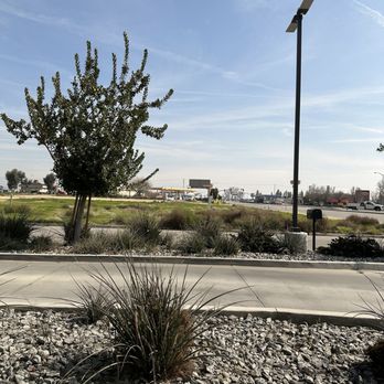 Burger King - View of Drive-Through from the SPACIOUS dining room - Fast Food Near Me - Bakersfield, California