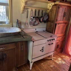 Living Waters On Lake Travis - The cute kitchenette. If could rob them of these items I would. Loved it.