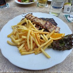 Athen-Grill - Solide Imbiss-Qualität mit klumpiger Sauce: Metaxa-Teller