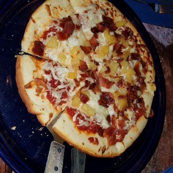 The Pub & Restaurant - Undercooked pizza on bland cardboard like crust. Avoid. - Pubs Near Me - Gettysburg, Pennsylvania