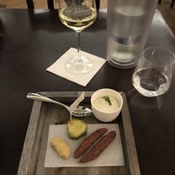 Pension Zum Schlangenkönig - Noch ein Gruß. Würsten vom regionalen Fleischer, Apfelsenf und Pilzschaum. Mega lecker