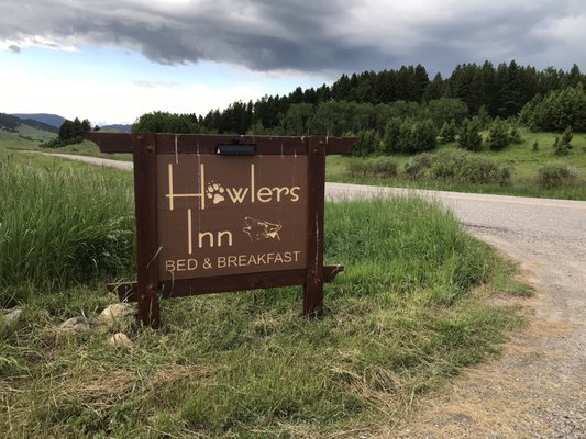 Howlers Inn B&B and Wolf Sanctuary, Bozeman MT Bed and Breakfast Lodging by null