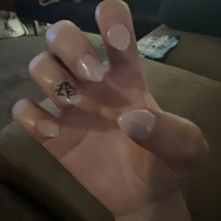 Friendly Nails - These aren't even almond shape and the design does not look like a spider Webb.