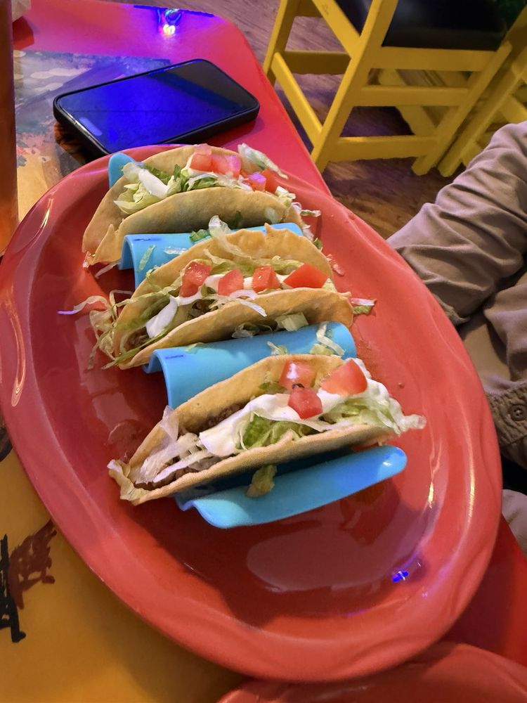 Chelis Mexican Food Logo