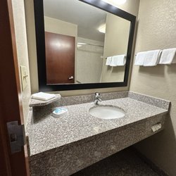 Drury Inn & Suites Cincinnati Sharonville - Bathroom