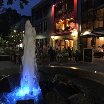 Les Deux Gamins - Nearby fountain, exterior in background. - French Near Me - Montreal, Quebec Les Deux Gamins - Nearby fountain, exterior in background. - French Near Me - Montreal, Quebec