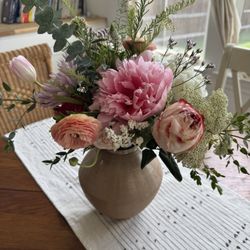 A flower arrangement my husband ordered from flower bells. It's honestly the most beautiful arrangement I've ever seen!