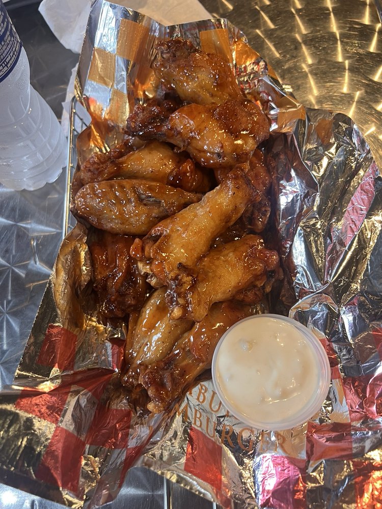 Yallah Hot Chicken Logo