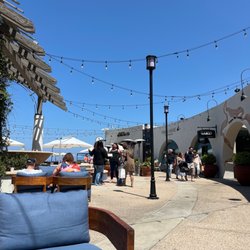 Del Mar Plaza - Lots of seating around the shops. 3rd level
