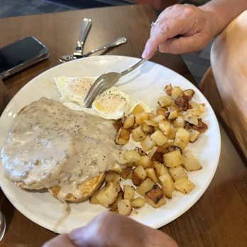 Café Con Crema - Biscuits and gravy - Breakfast & Brunch Near Me - Green Bay, Wisconsin