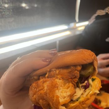 Dave's Hot Chicken - Chicken Shop Near Me - Irving, Texas