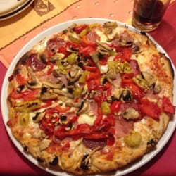 Pizzeria Al Parco - Pizza Nr. 40, zusätzlich mit fr. Pilzen, Knoblauch, Peperoni und Mozzarella.