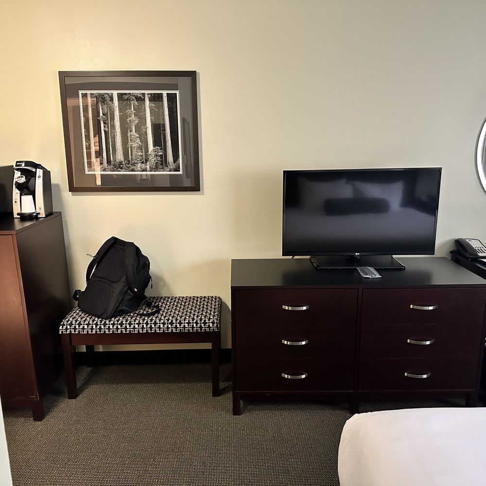 Maple Tree Inn - Dresser - Hotels Near Me - Sunnyvale, California Maple Tree Inn - Dresser - Hotels Near Me - Sunnyvale, California