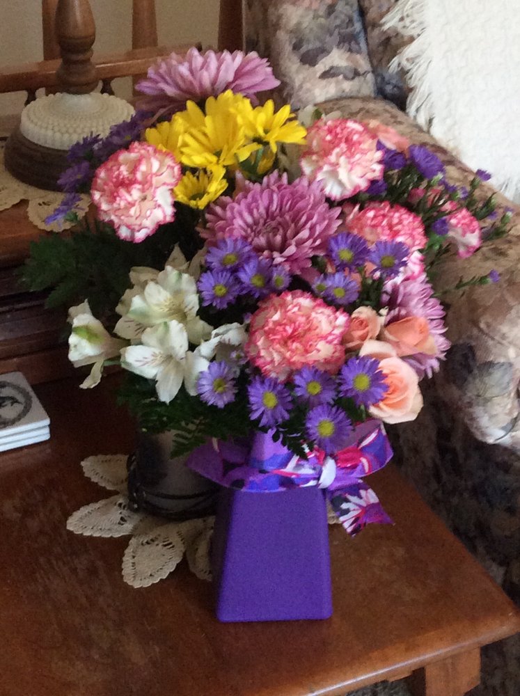 COUNTRY GIRL FLORAL Updated September 2024 218 S 5th St, Menno