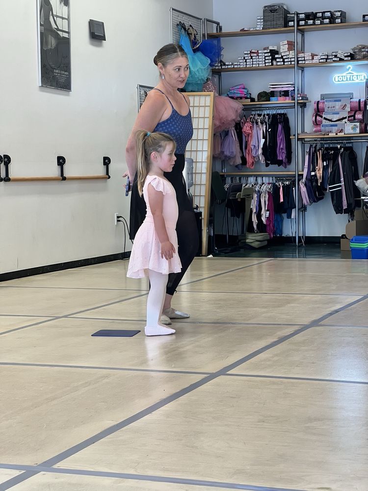 Carapace Dance Center Logo