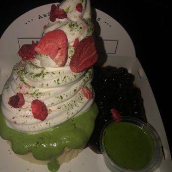 Sweet Cow Cafe - Matcha Ive Berg with strawberries - Ice Cream & Frozen Yogurt Near Me - Pasadena, California
