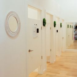 Janela Bay - Four beautiful dressing rooms for your convenience