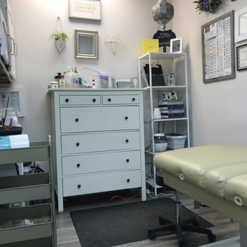 Shine Beauty Bar by Erica - Inside the room - Estheticians Near Me - Gilbert, Arizona Shine Beauty Bar by Erica - Inside the room - Estheticians Near Me - Gilbert, Arizona